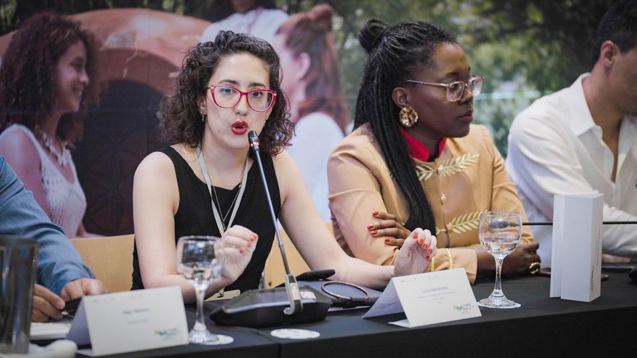 Cuando el Miedo Susurra, mi Luz Divergente Responde: 'Es Por Ahí'