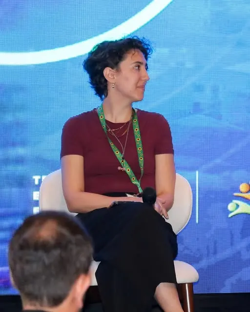 Lucía en el panel del Summit Futuro Empresarial en Cuenca, Ecuador